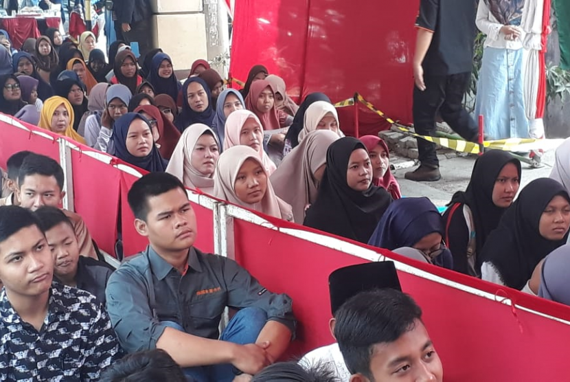 Ratusan pelajar Karawang, mengikuti kopdar ilmiah atau penyuluhan tentang bahaya narkoba dan seks bebas, yang diselenggarakan Majelis Ahbaburrosul Indonesia, Sabtu (21/9).