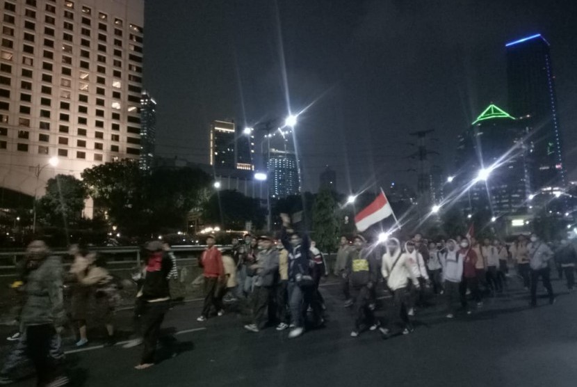 Ratusan pelajar melakukan long march menuju DPR/MPR RI, Jakarta melalui Jalan Gatot Subroto, tepatnya di depan Gedung Polda Metro Jaya, sekitar pukul 18.15 WIB, Rabu (25/9). 