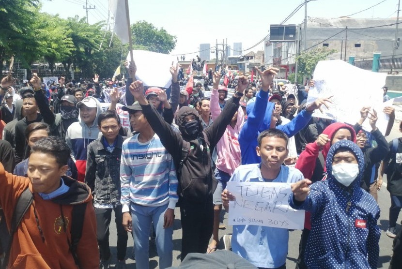 Ratusan pelajar SMK di Surabaya turut mengikuti aksi bersama gabungan Badan Eksekutif Mahasiswa (BEM) se-Surabaya di gedung DPRD Jatim, Jalan Indrapura, Surabaya, Kamis (26/9).