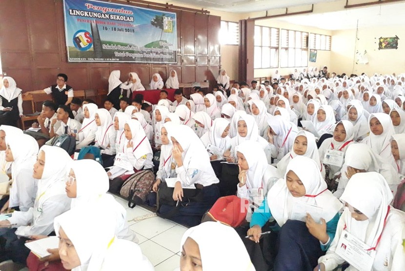 Ratusan pelajar SMK Negeri 3 Sukabumi mendapatkan materi bahaya HIV-AIDS dalam masa pengenalan lingkungan sekolah (MPLS) dari Komisi Penanggulangan AIDS (KPA) Sukabumi, Selasa (17/7).