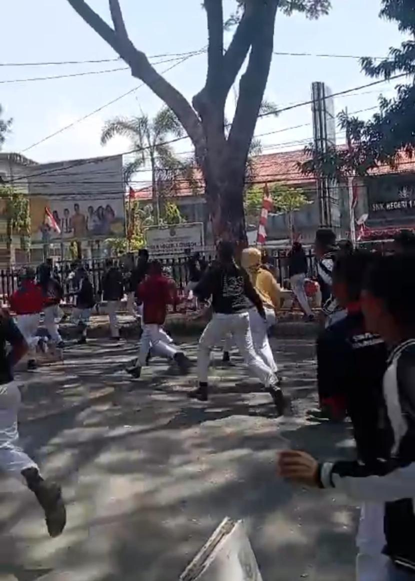 Ratusan pelajar terlibat aksi tawuran di kota Cirebon, Senin (26/8/2024)