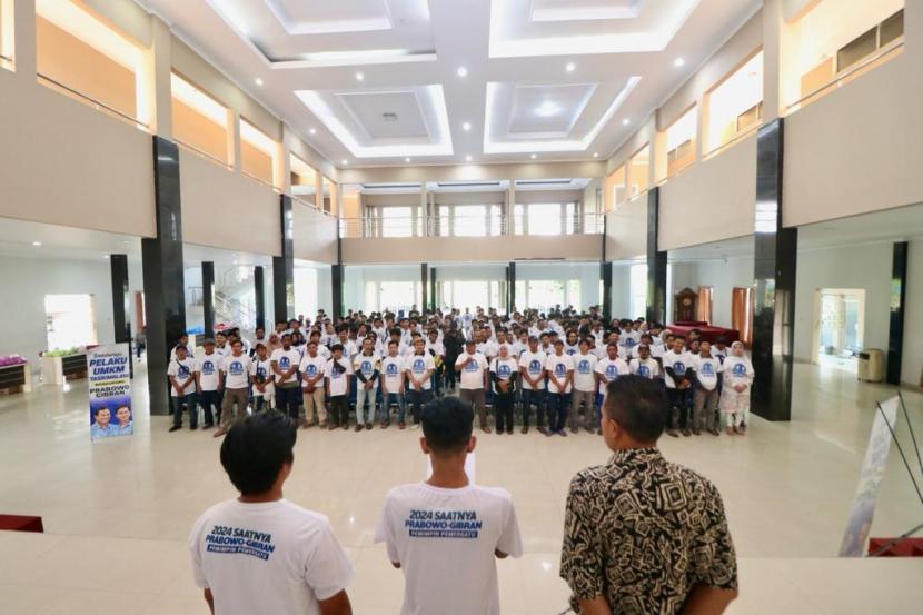Ratusan pelaku UMKM di Tasikmalaya, Jawa Barat, Rabu (8/11/2023), menggelar deklarasi mendukung Prabowo-Gibran.