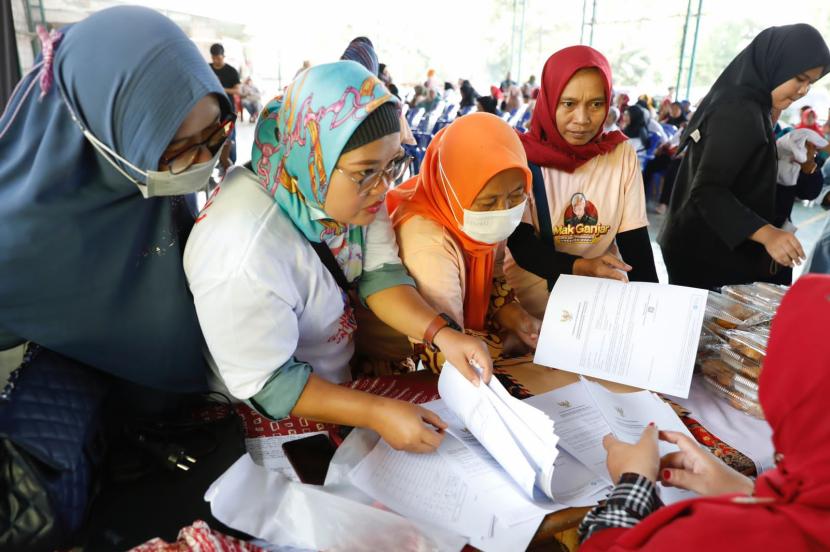 Ratusan pelaku usaha mikro, kecil dan menengah (UMKM) Bekasi, Jawa Barat antusias mengikuti program sertifikasi. 