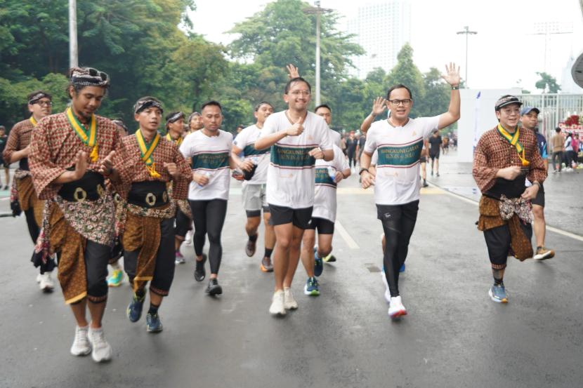 Ratusan pelari yang berasal dari komunitas lari seperti Riot Jakarta, PermataBank runner dan Katadata Berlari mengikuti ajang lari 7K di Car Free Day Sudirman, Jakarta, Ahad (10/3/2024).