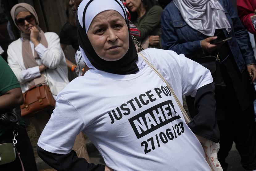 Ratusan pelayat dari komunitas Islam Prancis melaksanakan prosesi khusyuk dari masjid ke pemakaman 
