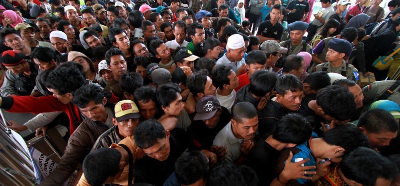 Ratusan pembeli tiket berdesakan mengantri di loket Stasiun Lempuyangan, Yogyakarta, Sabtu (3/9). Puncak arus balik terjadi pada Sabtu dan Ahad.