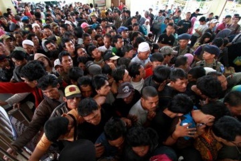Ratusan pembeli tiket berdesakan mengantri di loket Stasiun Lempuyangan, Yogyakarta, Sabtu (3/9). Puncak arus balik terjadi pada Sabtu dan Ahad.