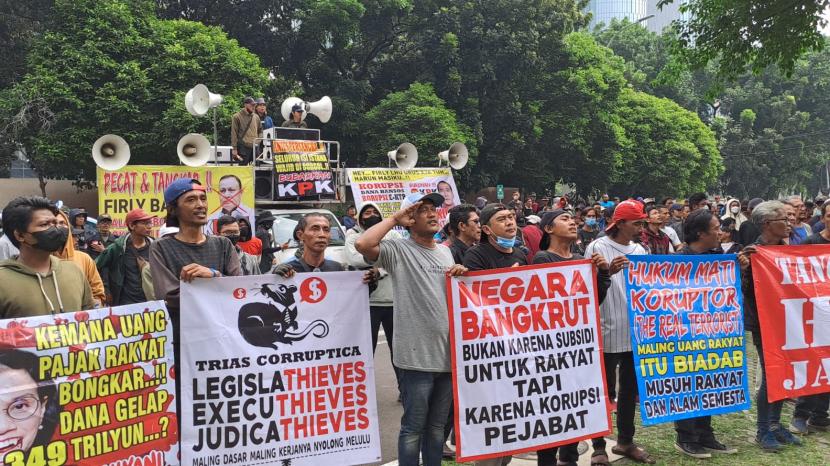 Ratusan pemuda yang tergabung dalam Aliansi Rakyat Jelata berunjuk rasa di depan Gedung KPK, Jakarta, Rabu (5/7). 