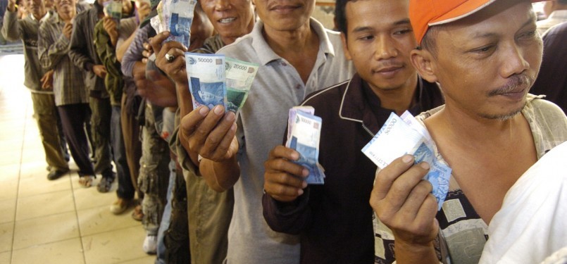 Ratusan pemudik antri untuk mendapatkan tiket kereta api saat menyambut Idul Fitri tahun lalu di Stasiun Pasar Senen, Jakarta.