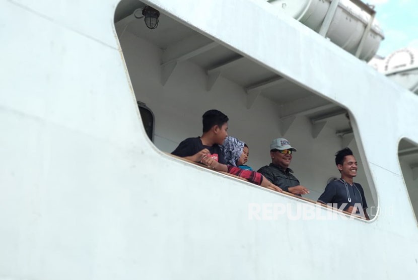 Ratusan pemudik motor gratis pada arus balik tiba di Pelabuhan Tanjung Priok, Jakarta Utara dari Pelabuhan Tanjung Emas, Semarang, Rabu (20/6). Menteri Perhubungan (Menhub) Budi Karya Sumadi menyambut para penumpang dengan memberikan balon saat turun dari kapal. 