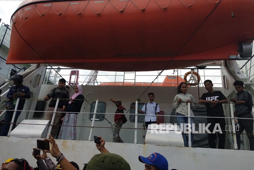Ratusan pemudik motor gratis pada arus balik tiba di Pelabuhan Tanjung Priok, Jakarta Utara dari Pelabuhan Tanjung Emas, Semarang, Rabu (20/6). Menteri Perhubungan (Menhub) Budi Karya Sumadi menyambut para penumpang dengan memberikan balon saat turun dari kapal. 