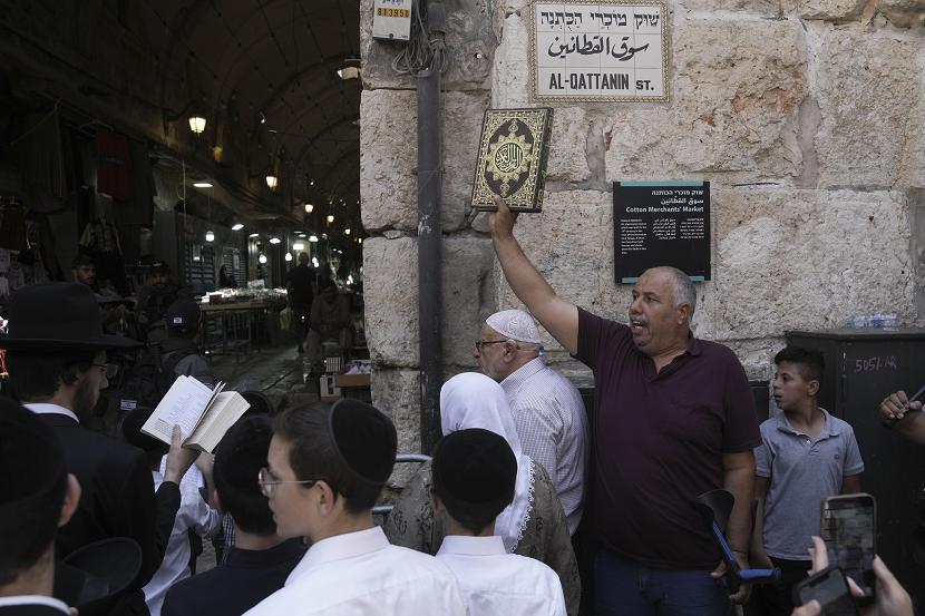 Pasukan Israel menyerang jamaah Palestina di Bab as-Silsila, salah satu pintu masuk utama ke kompleks Masjid Al Aqsa di Yerusalem Timur. 