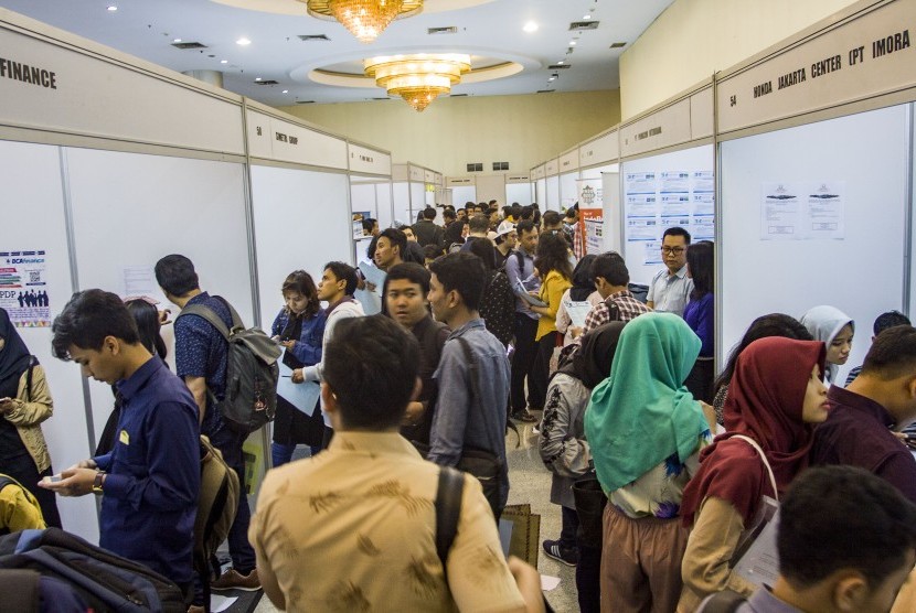 Ratusan pencari kerja melihat informasi lowongan kerja pada acara Mega Career Expo 2018 yang digelar di Gedung Smesco, Jakarta, Sabtu (7/7). 