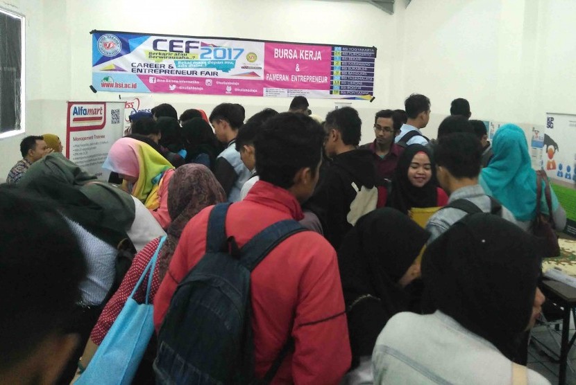 Ratusan pencari kerja memenuhi stan lowongan pekerjaan di bursa kerja AMIK BSI Bogor.    