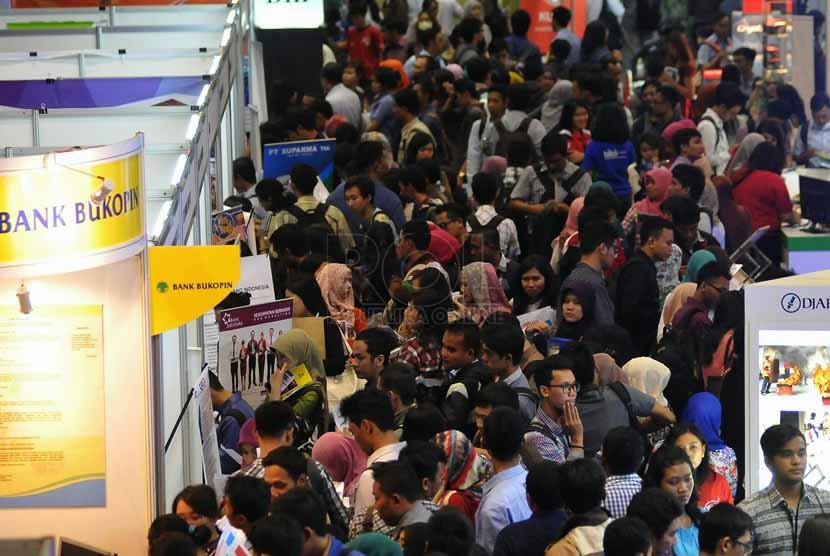 Ratusan pencari kerja mencari informasi lowongan pekerjaan di salah satu stand perusahaan pada acara Bursa Kerja di Istora Senayan Jakarta ,Selasa(23/9).(Republika/Prayogi).