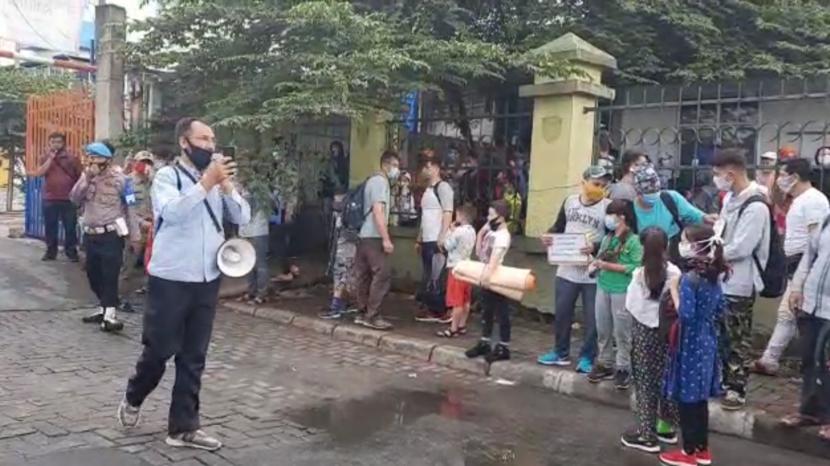 Ratusan pencari suaka unjuk rasa di Posko Pengungsian Kalideres, Jakarta Barat, Selasa (18/8).