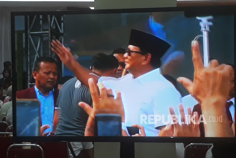 Ratusan pendukung calon presiden no urut 02, Prabowo Subianto  memadati kampus Universitas Kebangsaan di jalan Halimun, Kota Bandung,  Jumat (8/3). 