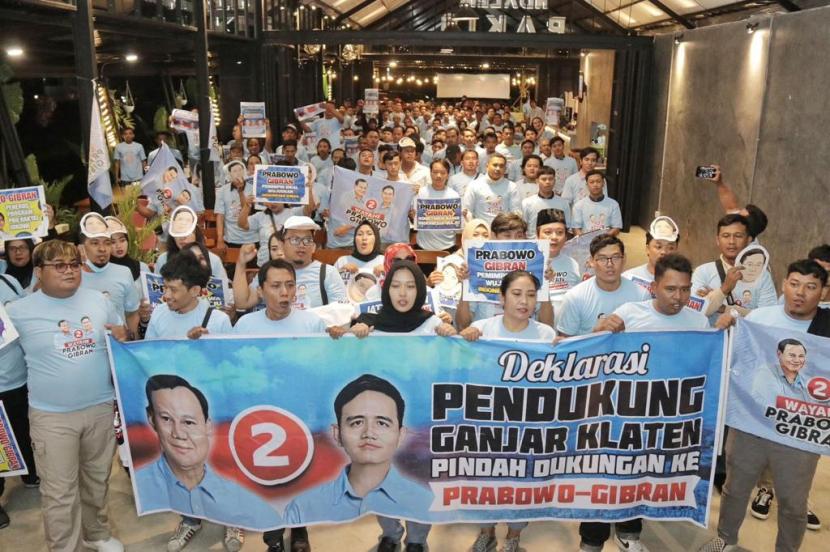 Ratusan pendukung capres Ganjar Pranowo di Jawa Tengah (Jateng) mengalihkan dukungan kepada pasangan Prabowo Subianto-Gibran Rakabuming Raka pada Pilpres 2024.