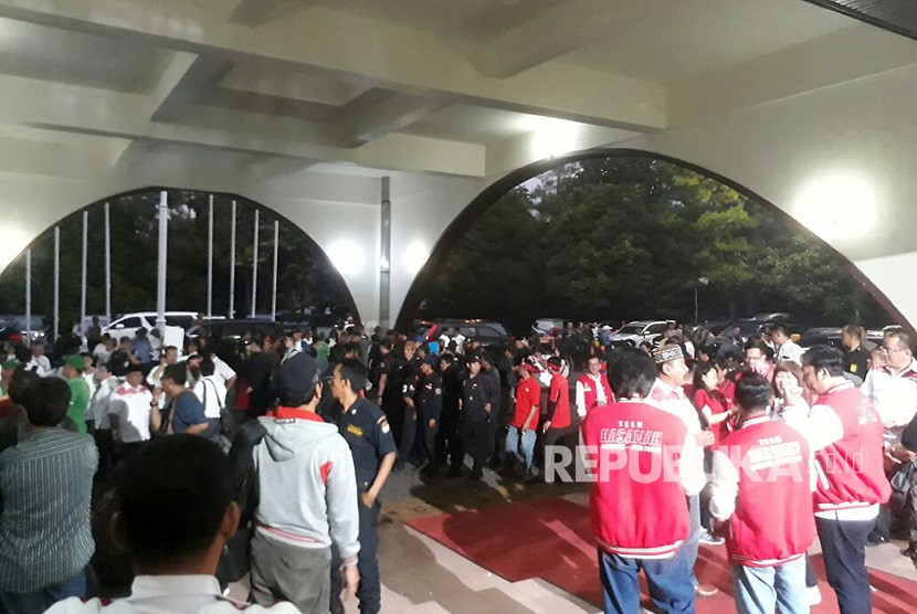 Ratusan pendukung dari para  pasangan calon di pilkada Jawa Barat memadati halaman parkir Sasana Budaya Ganesha (Sabuga) untuk menyaksikan debat paslon yang diselenggarakan KPU Jabar, Senin (13/3).