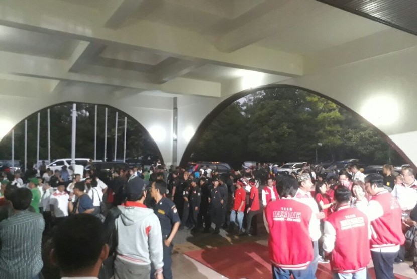 Ratusan pendukung memadati Gedung Sabuga, Bandung untuk menyaksikan debat publik cagub-cawagub Jabar, Senin (12/3) malam.