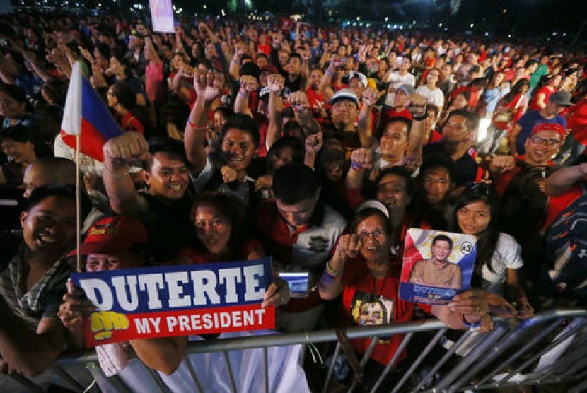 Ratusan pendukung Presiden Filipina Rodrigo Duterte berkumpul di Rizal Park, Manila. Mereka mendukung perang narkoba Duterte sekaligus memperingati 31 tahun pemberontakan terhadap Ferdinand Marcos. 