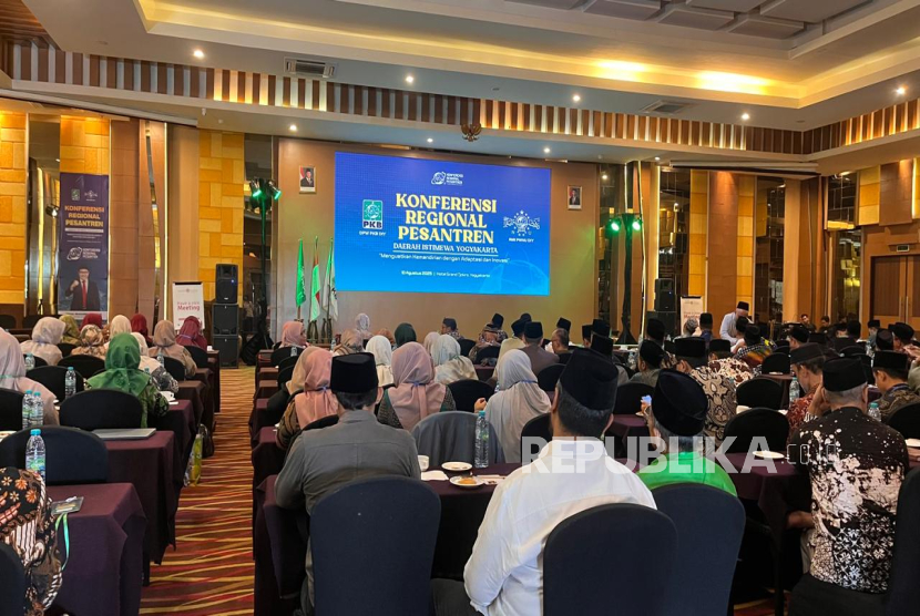 Ratusan pengasuh pondok pesantren, kepala sekolah, dan pengelola lembaga pendidikan di lingkungan pesantren se-DIY berkumpul dalam Konferensi Regional Pesantren 2025.