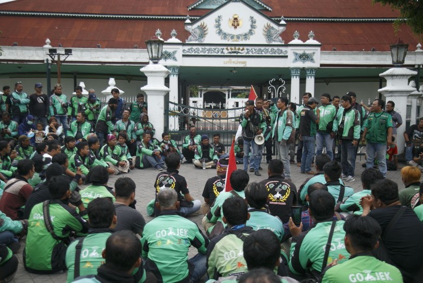 Pengemudi Gojek. Komplotan penipu mencatut nama Gojek untuk mengelabui puluhan calon pengemudi.