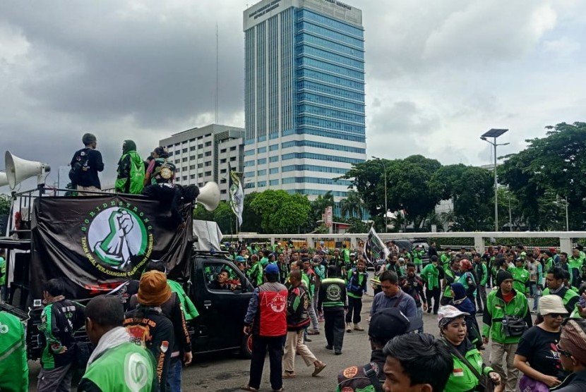 Ratusan Pengemudi Ojek Daring menggelar unjuk rasa di Kompleks Parlemen RI, Senayan, Jakarta, Jumat (28/2). 