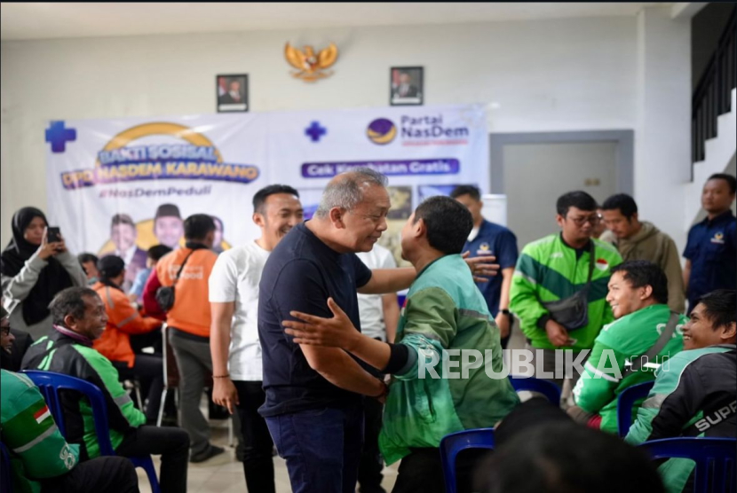 Ratusan pengemudi ojek online (ojol) di Karawang mendapatkan pemeriksaan kesehatan gratis dan paket sembako dalam kegiatan bakti sosial yang digelar di Kantor DPD NasDem Karawang, Sabtu (13/9/2025).