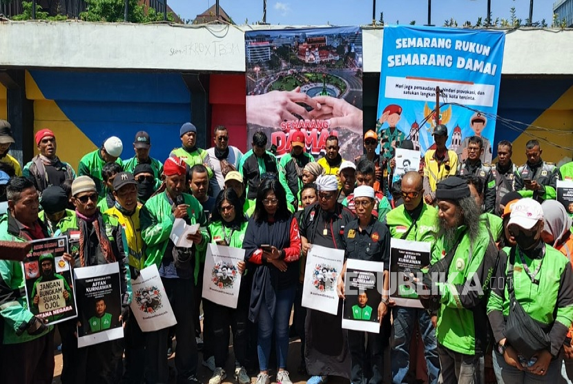 Ratusan pengemudi ojek online (ojol) menggelar kegiatan doa bersama untuk almarhum Affan Kurniawan di Lapangan Pancasila Simpang Lima Kota Semarang, Jawa Tengah, Rabu (3/9/2025). 