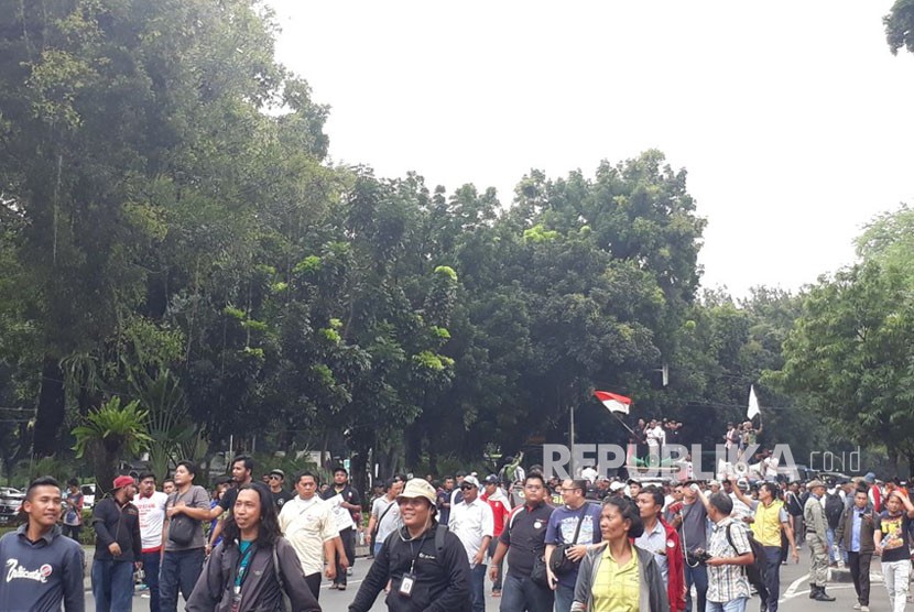 Ratusan Pengemudi Taksi Daring dari berbagai kelompok mulai mendatangai Kementerian Perhubungan (Kemenhub) untuk melakukan aksi demo menolak PM 108 Tahun 2017, Senin (29/1). 