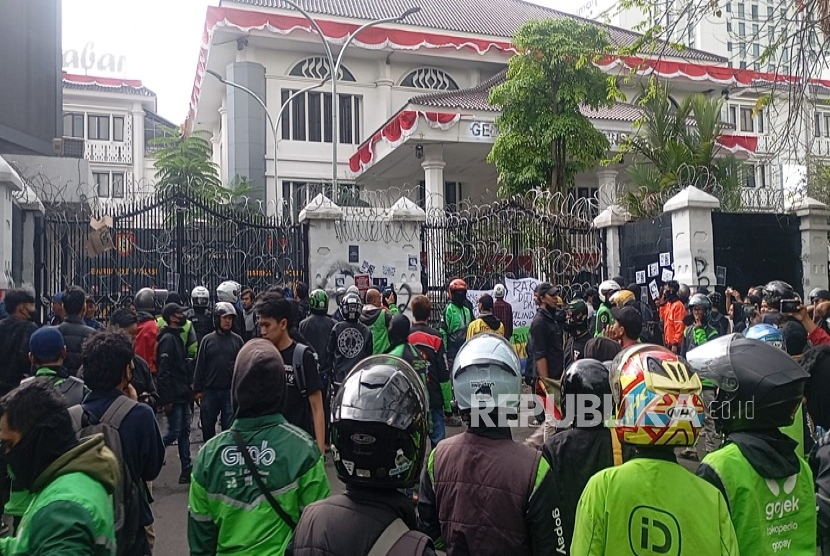 Ratusan pengendara ojek online (ojol) bergabung bersama mahasiswa dan terdapat sekelompok pemuda berpakaian hitam melakukan aksi demonstrasi di Jalan Diponegoro, depan Gedung DPRD Jabar, Jumat (29/8/2025). Mereka melakukan orasi, membakar spanduk dan melempari gedung DPRD Jabar menggunakan batu, air mineral dan lainnya.