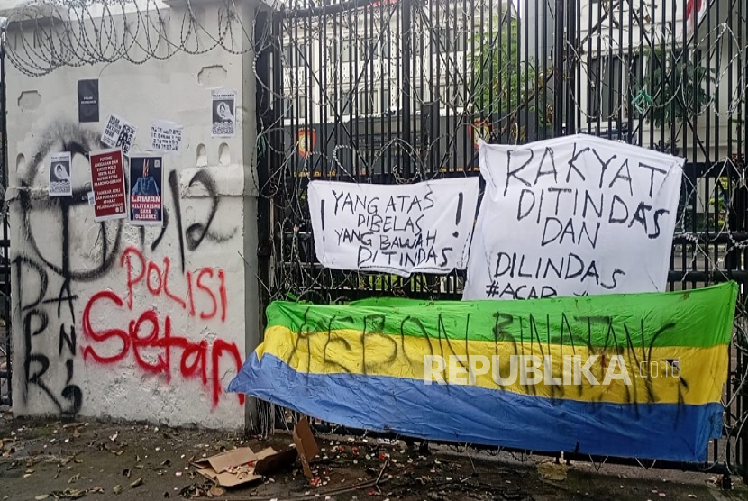 Ratusan pengendara ojek online (ojol) bergabung bersama mahasiswa dan terdapat sekelompok pemuda berpakaian hitam melakukan aksi demonstrasi di Jalan Diponegoro, depan Gedung DPRD Jabar, Jumat (29/8/2025). Mereka melakukan orasi, membakar spanduk dan melempari gedung DPRD Jabar menggunakan batu, air mineral dan lainnya.