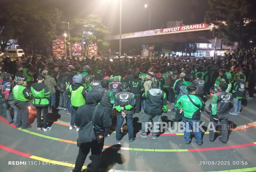Ratusan pengendara ojek online (ojol) di Kota Bandung dan sekitarnya menyalakan lilin sebagai bentuk solidaritas di Taman Cikapayang terhadap rekannya yang dilindas mobil rantis Brimob, Kamis (28/8/2025) malam. Diketahui, korban bernama Affan Kurniawan (20 tahun) seorang ojek online. 