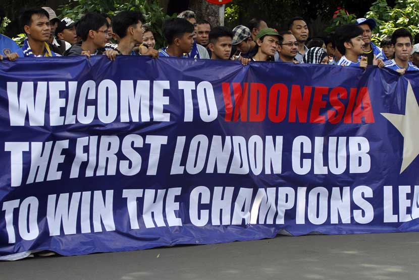  Ratusan penggemar membentangkan spanduk ketika menunggu kedatangan tim sepakbola Chelsea FC di Bandara Halim Perdanakusuma, Jakarta, Selasa (23/7).   (Antara/Widodo S. Jusuf)
