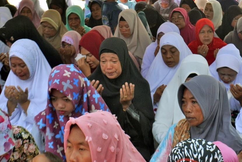 Ratusan pengungsi tsunami Selat Sunda menggelar zikir dan berdoa bersama di Mesjid As-Salafiyah Caringin, Labuan, Pandeglang, Banten, Rabu (9/1/2019).