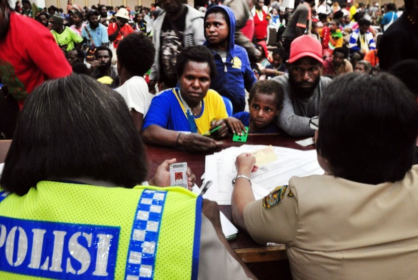 Ilustrasi Pengungsi Timika. Menteri Dalam Negeri, Tito Karnavian, mengaku sudah berkomunikasi dengan pemerintah daerah di Papua untuk memfasilitasi pengungsi yang ada di Timika, Papua.