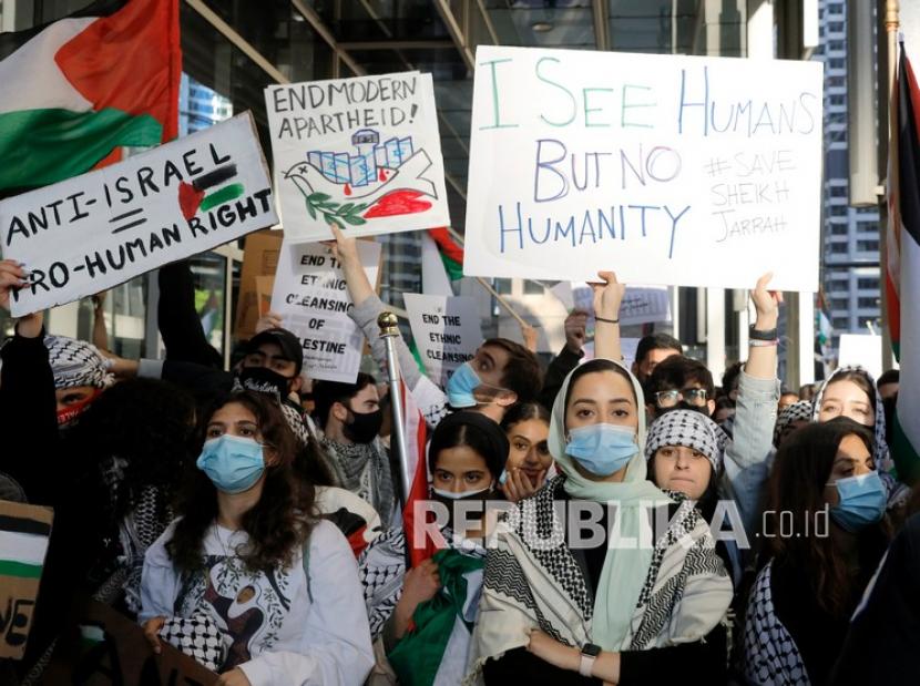 Ratusan pengunjuk rasa berkumpul dan melakukan protes untuk mendukung warga Palestina di depan Konsulat Jenderal Israel.