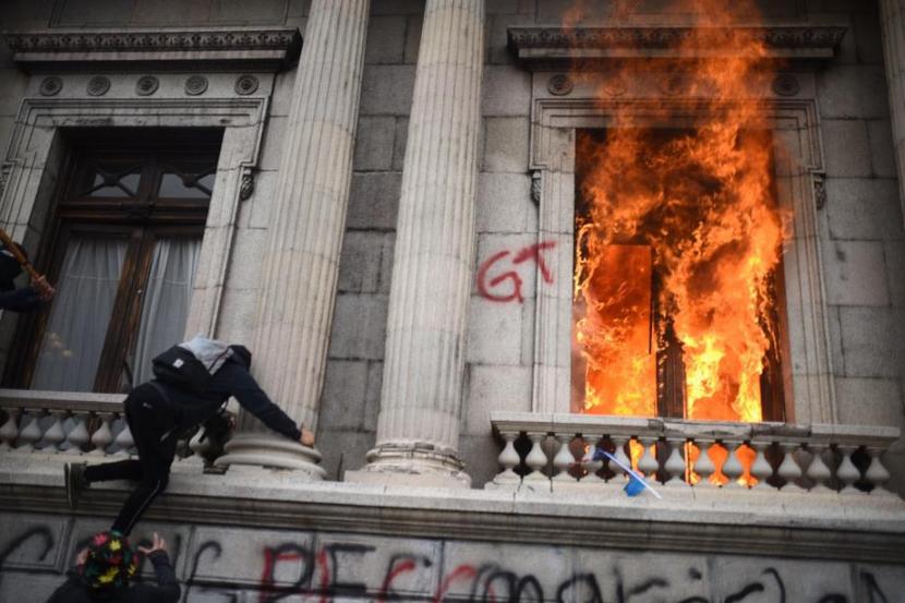 Ratusan pengunjuk rasa menerobos masuk ke gedung kongres Guatemala dan membakar sebagian gedung tersebut, Sabtu (21/11).