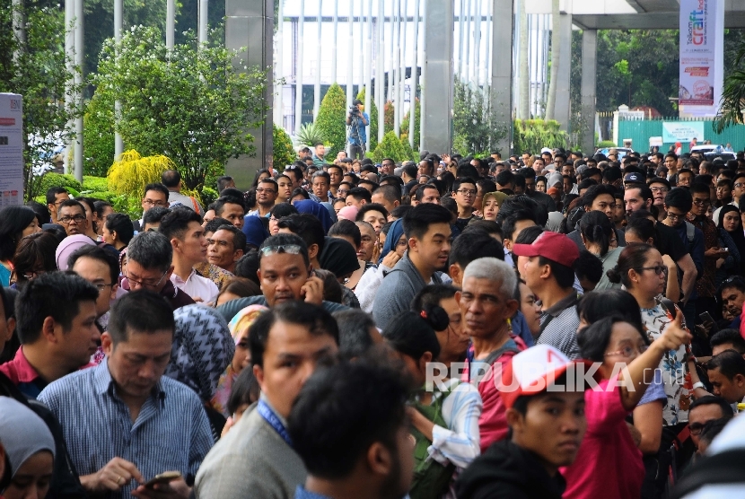 Ratusan pengunjung memadati Garuda Indonesia Travel Fair (GATF) 2017 Phase I yang digelar di Jakarta Convention Center (JCC), Senayan, Jakarta, Jumat (10/3).