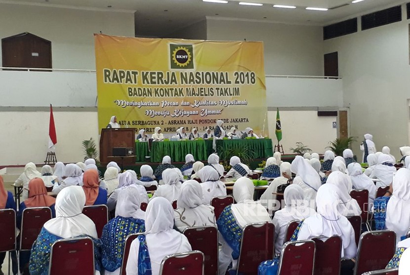 Ratusan pengurus Badan Kontak Majelis Taklim (BKMT) dari berbagai daerah menghadiri acara pembukaan rapat kerja nasional (Rakernas) 2018  BKMT Pusat di Aula Serbaguma 2, Asrama Haji Pondok Gede, Jakarta Timur, Jumat (30/3).