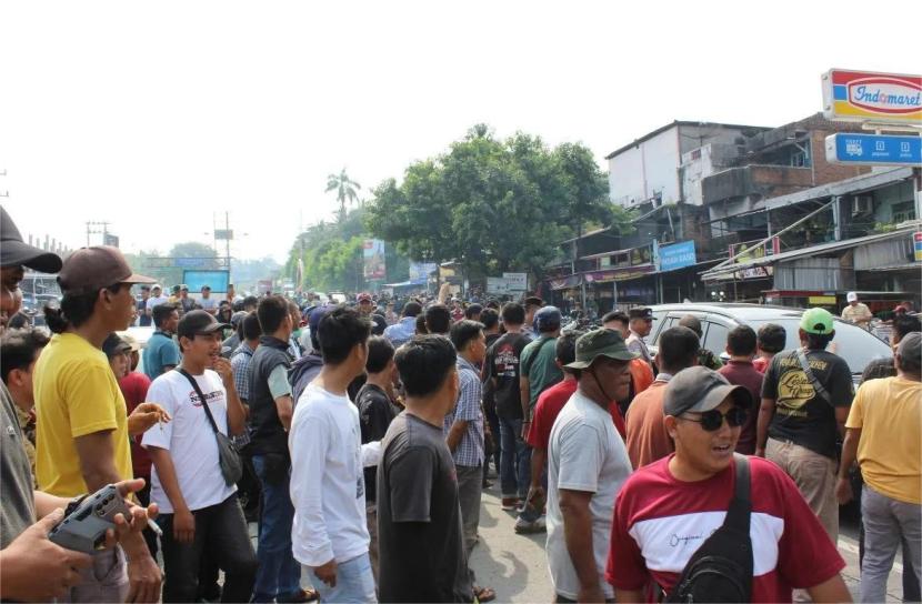 Ratusan pengurus truk menggelar aksi unjuk rasa di depan pintu masuk area pelabuhan Bakauheni, Jumat (21/6/2024).