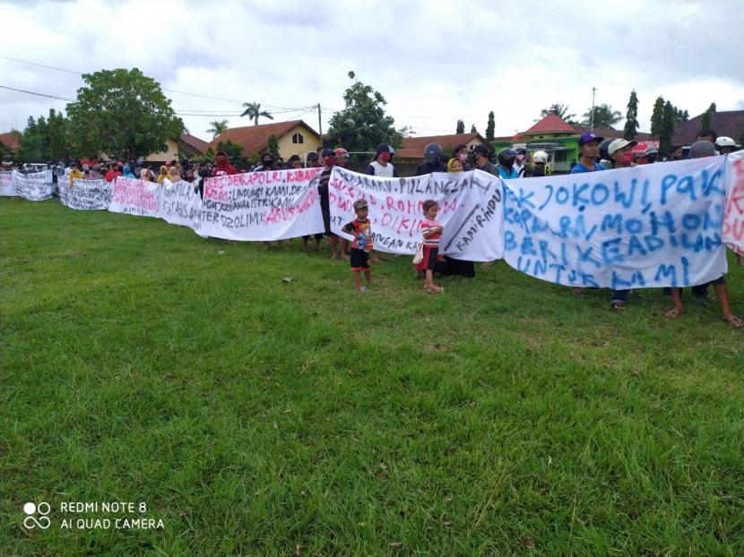 Ratusan pengusaha dan tenaga kerja jamu di Desa Gentasari Kecamatan Kroya Kabupaten Cilacap, menggelar aksi unjuk rasa di lapangan desa setempat, Senin (5/.10). Mereka memprotes ulah oknum perwira polisi yang telah memeras mereka hingga miliaran rupiah.