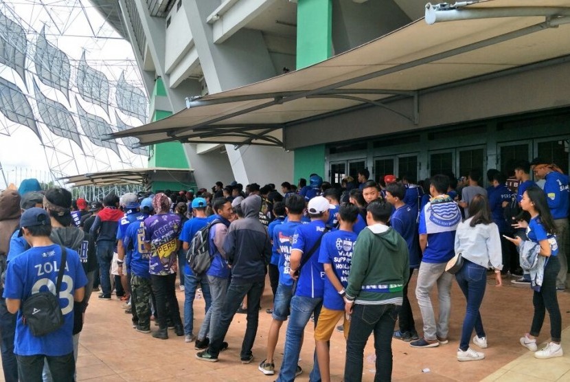 Ratusan penonton mengantre hendak memasuki Stadion GBLA menjelang pembukaan Piala Presiden 2018 di Bandung, Selasa (16/1). 