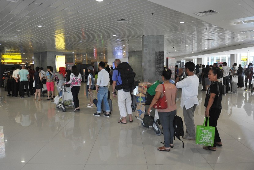 Ratusan penumpang antre di terminal keberangkatan domestik Bandara I Gusti Ngurah Rai, Denpasar, Selasa (10/5). 