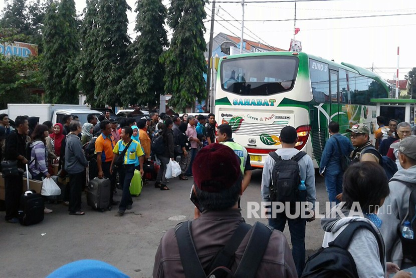 Ratusan penumpang KA 2 (Argo Anggrek tujuan Surabayaturi) diangkut menggunakan bus dari Stasiun Cirebon, Jumat (13/2) siang. Hal itu dilakukan setelah jalur kereta tak bisa dilalui akibat banjir luapan sungai Cisanggarung.