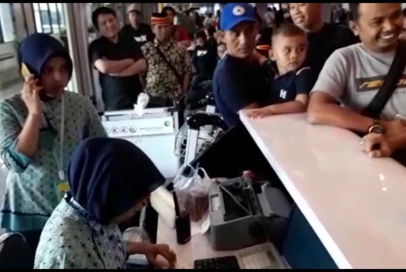 Ratusan penumpang Lion Air mengamuk di Bandara Internasional Minangkabau (BIM), Padang, Sumatra Barat. Pesawat dengan nomor penerbangan JT130 jurusan Kualanamu, Sumatra Utara tak kunjung berangkat setelah tertunda nyaris 7 jam, Kamis (1/11). 