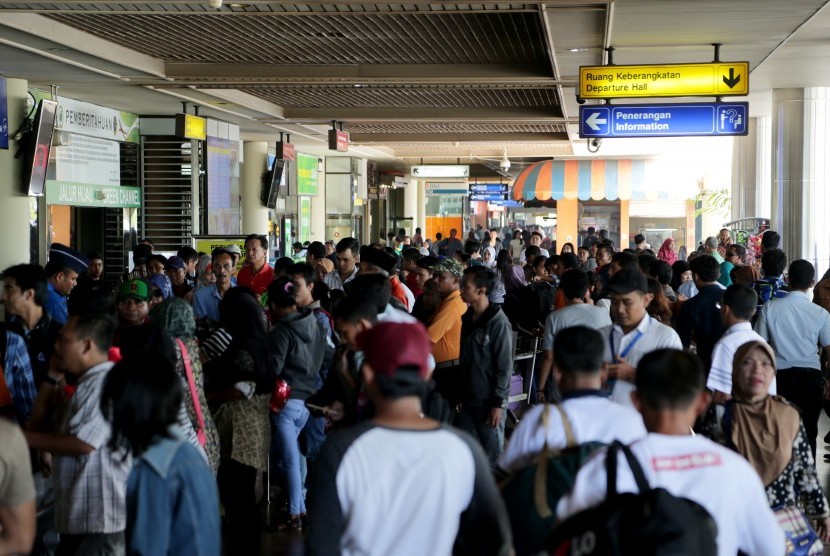 Ratusan penumpang memadati terminal keberangkatan Bandara Internasional Hang Nadim, Batam, Kepulauan Riau, Selasa (10/5).