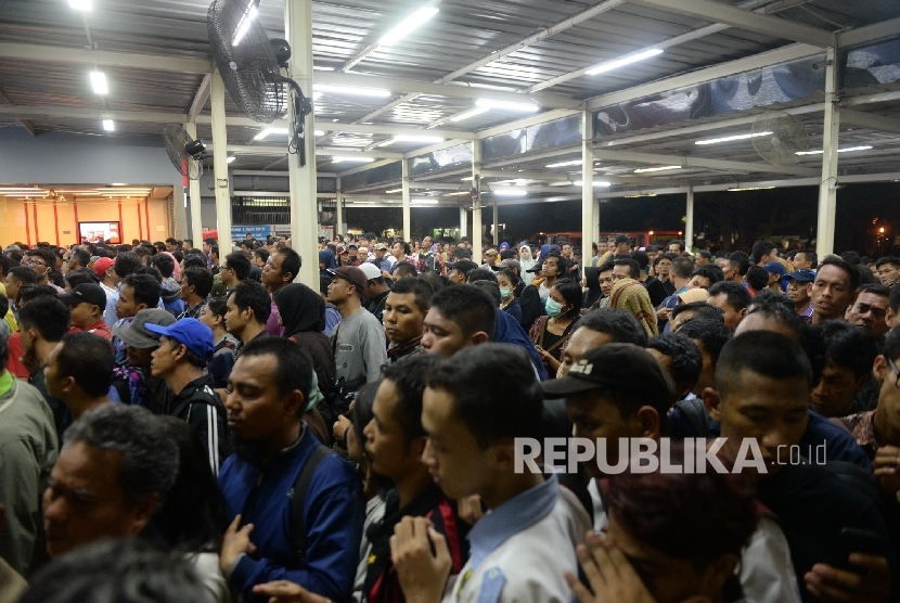 Ratusan penumpang menumpuk di Stasiun Manggarai, Jakarta, Rabu (6/4).     (Republika/ Wihdan)