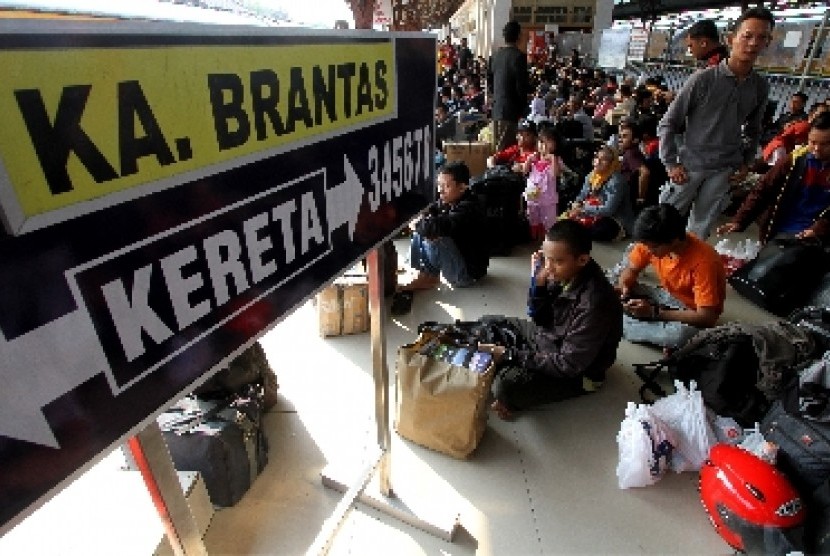  Ratusan penumpang menunggu kereta api Ekonomi Brantas di Stasiun Pasar Senen, Jakarta, Jumat (2/8). Vice President of Public Relation PT KAI Sugeng Priyono menyatakan jumlah pemudik yang akan diangkut kereta api sekitar 3,1 juta sampai 3,2 juta penumpang 